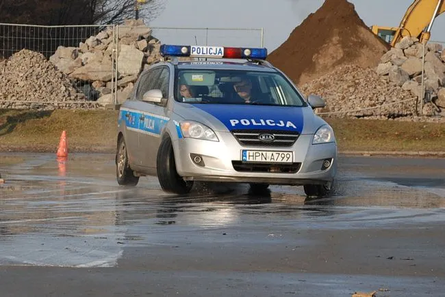 Policjanci uczyli się jazdy w trudnych warunkach