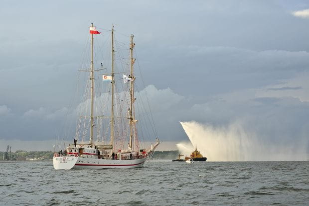 Żaglowcem pływającym pod banderą Marynarki Wojennej jest ORP Iskra, okręt szkoleniowy.