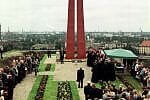 Zdjęcia z uroczystości poświęcenia Krzyża Milenijnego, którego dokonał prymas Glemp.