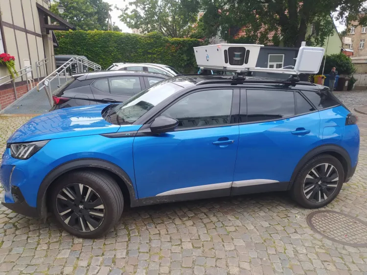 Niebieski elektryczny peugeot ma stać się postrachem dla kierowców, którzy nie zapłacą za parkowanie w strefie płatnego parkowania w Gdańsku.