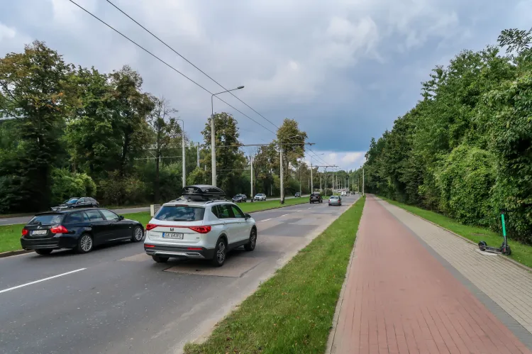 Fragment al.Zwycięstwa od parkingu na granicy Gdyni i Sopotu do ulicy Bernadowskiej. Miejsce zostanie przebudowane w zakresie jezdni.