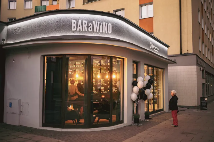BARaWINO to bar winny połączony ze sklepem winiarskim, będący autorską wersją francuskich bar-à-vin. Lokal działa w Gdyni przy ul. Starowiejskiej od maja, jednak jego oficjalne otwarcie odbyło się w minioną sobotę.