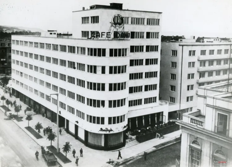 W tym budynku przy ul. 10 lutego 24 mieściła się przed wojną wspomniana w artykule siedziba Zakładu Ubezpieczeń Społecznych. Gmach został wzniesiony w latach 1935-1936 w stylu modernistycznym. Po wojnie był siedzibą Polskich Linii Oceanicznych. Obecnie znajduje się w nim część wydziałów Urzędu Miasta Gdyni.
