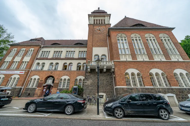 Budynek sopockiego ratusza - to przed nim stanie pomnik architekta, który go zaprojektował.