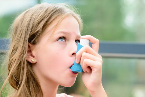 - Astma nie powinna być przyczyną unikania wysiłku fizycznego, wręcz przeciwnie - odpowiednie ćwiczenia poprawiają kondycję pacjenta z astmą - wskazuje lek. med. Elżbieta Gąsecka