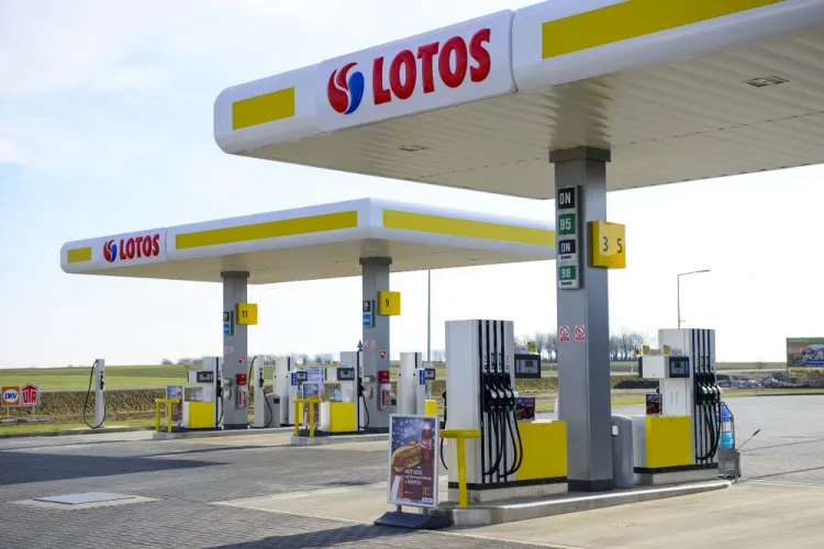 Spółka Lotos Paliwa posiada ponad 500 stacji paliw w całym kraju, co stawia ją na trzecim miejscu pod względem liczby stacji paliw w Polsce.