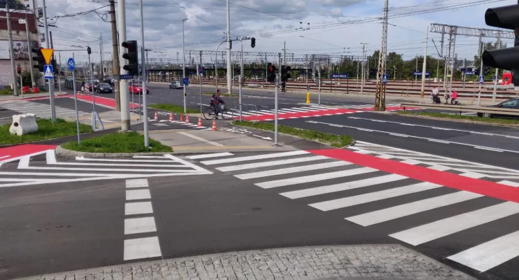 Zmiany na skrzyżowaniu mają ułatwić poruszanie się pieszym i rowerzystom.