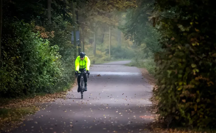 Jazda rowerem jesienią też może być przyjemna.