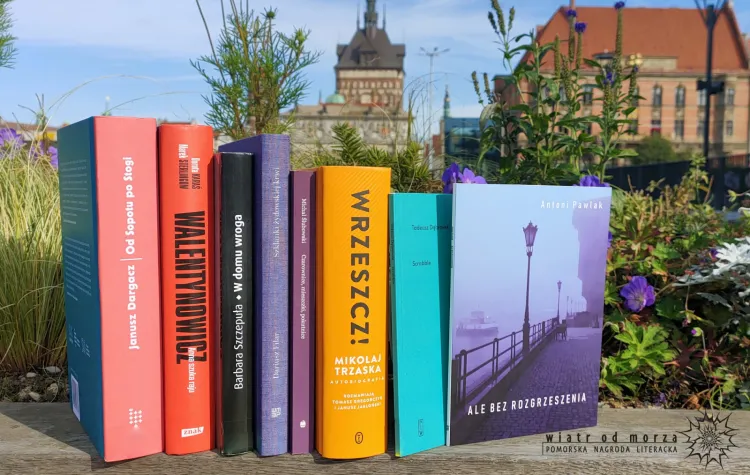 Pomorska Nagroda Literacka jest wręczana autorom zamieszkałym i tworzącym na Pomorzu. 