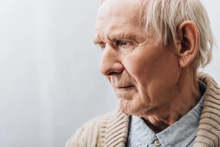 Seniorzy z zanikami pamięci często mają kłopot z dotarciem do domu. Policja apeluje, by w takich sytuacjach nie pozostawać obojętnym.