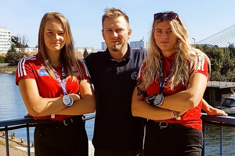 Młodzieżowe wicemistrzynie Europy w wioślarstwie: Anna Potrzulska (z lewej) i Izabela Pawlak wraz z trenerem klubowym Michałem Rychlickim.