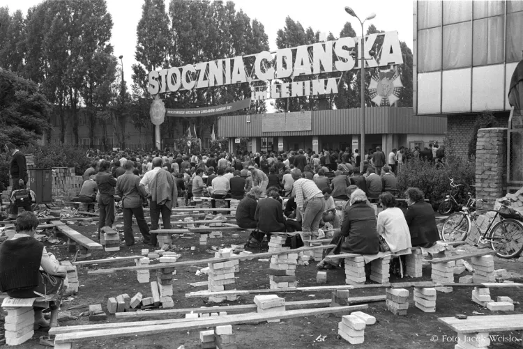 Zdjęcie historyczne, przedstawiające ławki ustawione przez studentów przed Bramą nr 2 w sierpniu '80.