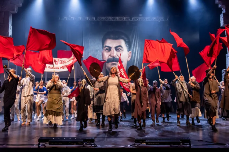Bardzo efektownie wyglądają sceny zbiorowe w socjalistycznej, stalinowskiej Moskwie. 