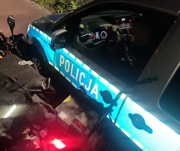 34-latek przewrócił się ze swoim motocyklem na radiowóz uszkadzając przy tym policyjny pojazd.