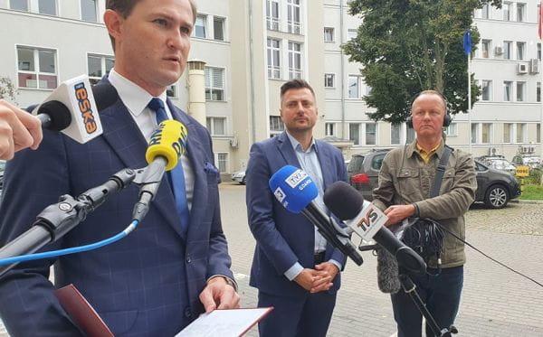 Wiceprezydent Piotr Grzelak (z lewej str.) poinformował, że całość transakcji ma się zamknąć w kwocie 45 mln zł.