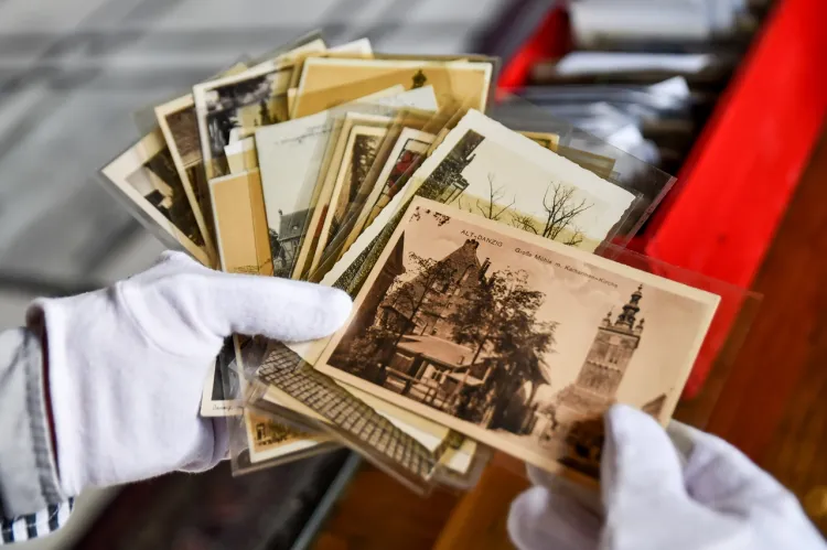 Pocztówki z okresu XIX-XX wieku zawierają m.in. zdjęcia Wielkiego Młyna, gdańskich kościołów oraz Długiego Pobrzeża.