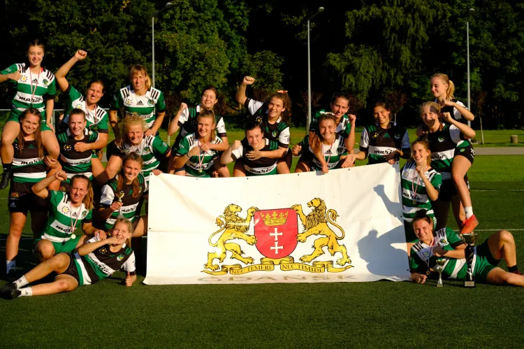 Biało-Zielone Ladies Gdańsk po zwycięstwie w turnieju w Rudzie Śląskiej, gdzie rozpoczął się cykl mistrzostw Polski w rugby kobiet sezonu 2021/22.