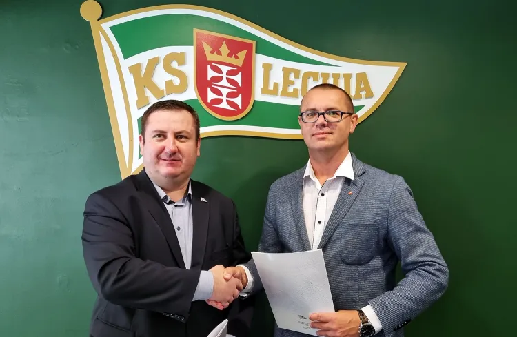 Paweł Żelem i Paweł Cięszczyk podpisali umowę o współpracy między Lechią Gdańsk a AWFiS Gdańsk. 