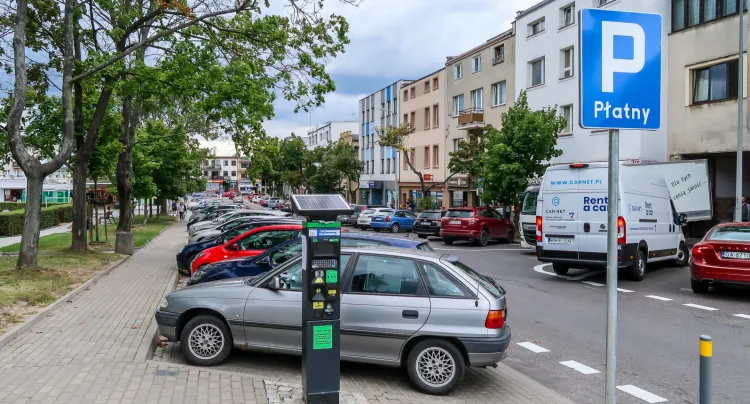 Miejsca parkingowe wokół Placu Górnośląskiego w Gdyni. Orłowo zostało od 1 lipca objęte płatnym parkowaniem.