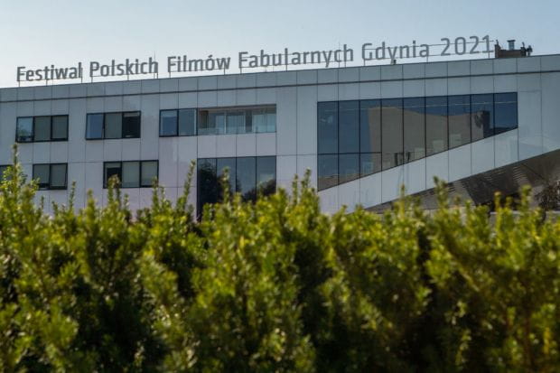 46. Festiwal Polskich Filmów Fabularnych odbędzie się w terminie 20-25 września 2021 roku w Gdyni. W tym roku organizatorzy wprowadzili rozwiązania, które mają uczynić go bardziej zielonym - mniej plastiku i drukowanych materiałów promocyjnych, zrównoważony transport oraz promowanie świadomości ekologicznej. 