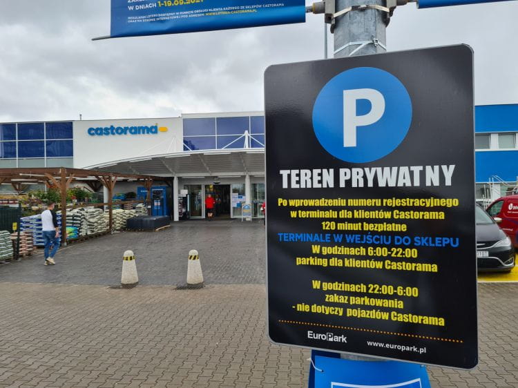 Na parkingu przy Castoramie w Oliwie nie można zapłacić za postój, ale można dostać "mandat". Nietypowy system zaskakuje kierowców, którzy po powrocie do samochodu znajdują wezwania do zapłaty. 