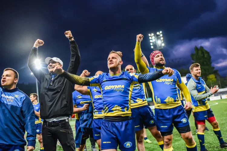 Arka Gdynia odniosła pierwsze zwycięstwo w sezonie. Buldogi sprawiły sobie prezent na 25-lecie klubu.