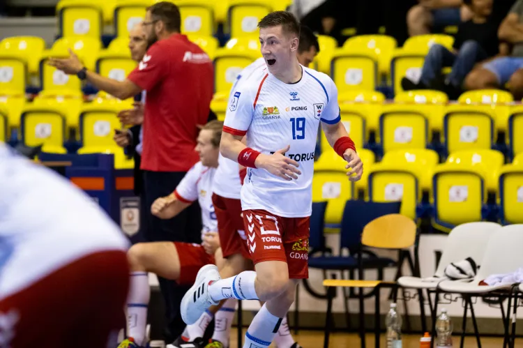 Mateusz Kosmala (na zdjęciu) i jego koledzy z Torus Wybrzeże Gdańsk zdobyli pierwsze punkty w sezonie. Wygrana w Szczecinie przyszła zaskakująco łatwo.