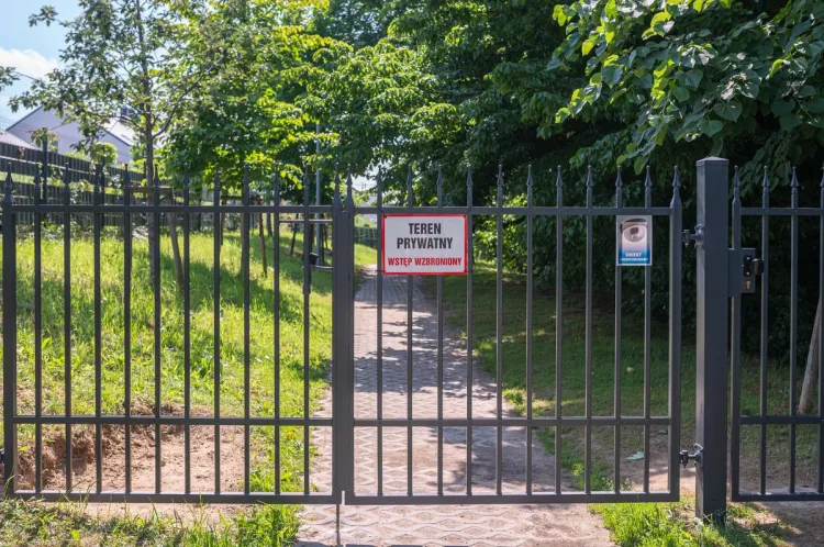 Na chodniku stanął metalowy płot.