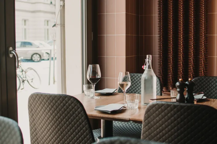 Odpowiednio doświetlone wnętrze i stonowana kolorystyka nadają klimat 1911 Restaurant w Sopocie.