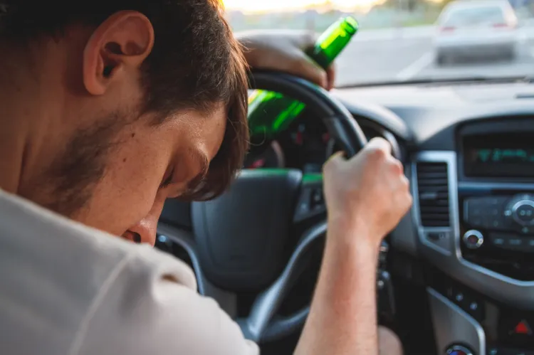 Większość pijanych kierowców łapanych przez policję ma nie więcej niż 2-2,5 promila w organizmie. Powód jest prozaiczny, wyższe stężenie alkoholu powoduje u większości ludzi utratę przytomności (zdjęcie poglądowe).