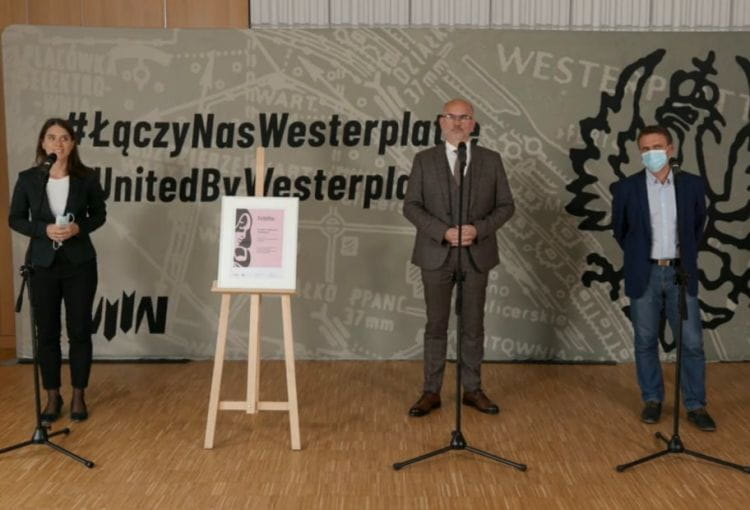 Prof. Grzegorz Berendt (w środku) ogłosił, że Muzeum II WŚ nadal jest właścicielem działek na Westerplatte i rozpoczyna tam kolejny etap inwestycji. Filip Kuczma (z prawej) zapowiedział nowe badania archeologiczne.