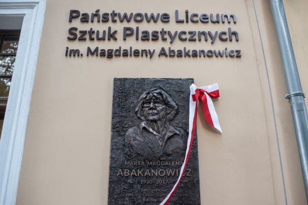 Magdalena Abakanowicz została patronką Państwowego Liceum Sztuk Plastycznych w Gdyni. 