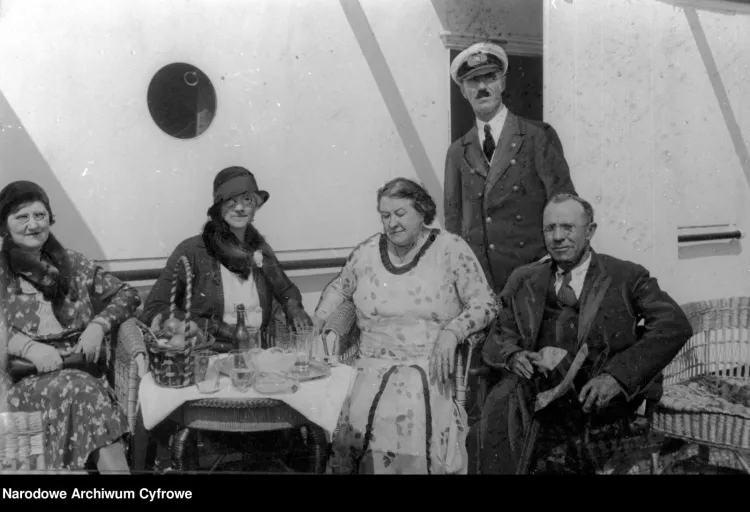 Eustazy Borkowski z małżonką Wilhelminą (siedzi druga z prawej) w towarzystwie m.in. amerykańskiego milionera Kohna na pokładzie statku s/s Kościuszko. Zdjęcie wykonano w 1931 roku, na pięć lat przez srebrnymi godami pary.