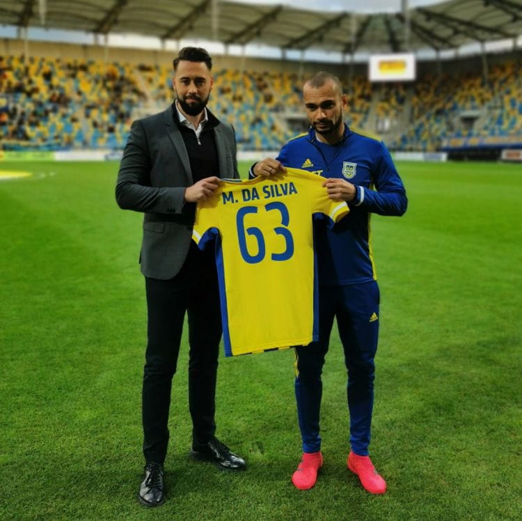 Marcus z prezesem Michałem Kołakowskim oraz koszulką symbolizująca, ile goli strzelił dla Arki Gdynia w oficjalnych meczach. 