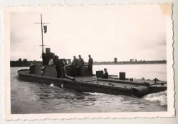 CKU Nieuchwytny pływał pod niemiecką banderą jako Pionier. W sierpniu 1944 r. mieli go obsadzić marynarze z Alfy, ale ten plan się nie powiódł.