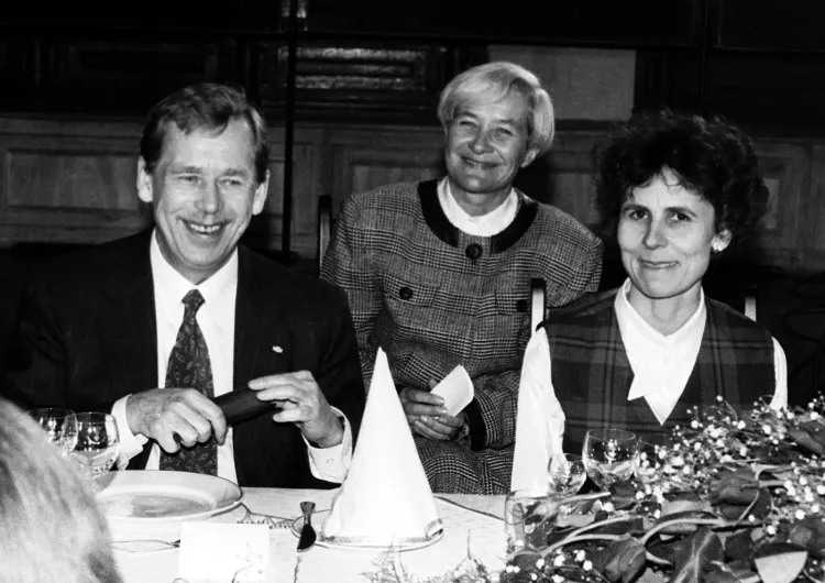 Vaclav Havel (1936-2011) podczas wizyty w Gdańsku w 1993 r. Obok przy stole siedzi Elżbieta Płażyńska, żona ówczesnego wojewody gdańskiego Macieja Płażyńskiego.