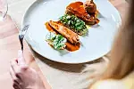 Kompozycja trzech części perliczki z młodą kapustą z rusztu, kaszą bulgur i młodą marchwią. Jedna z nowych propozycji Fishermana na jesień.