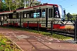 Barierki wzdłuż torowiska tramwajowego na ul. Nowotnej.
