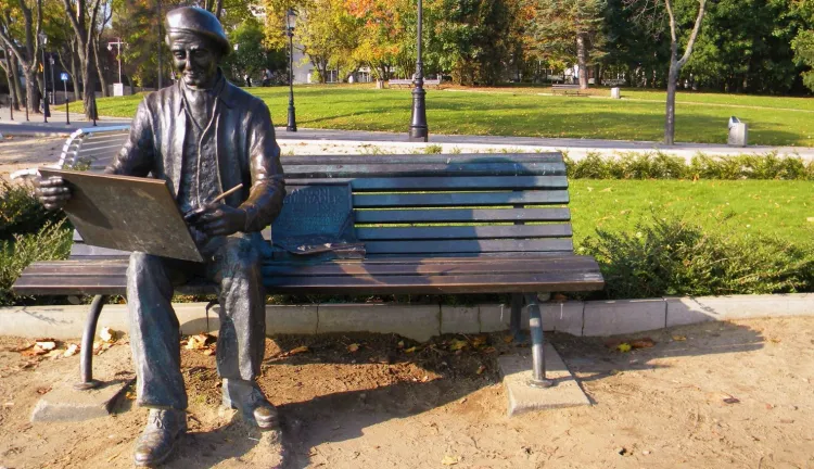 Rzeźba przedstawiająca Antoniego Suchanka w czasie pracy znajduje się tuż przy molo w Orłowie. 