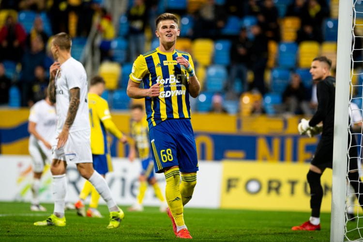 Arka Gdynia ma pożytek z Karola Czubaka. Napastnik strzelił pięć goli w ośmiu meczach dla żółto-niebieskich.