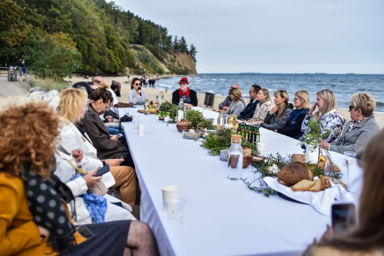 Akcja promocyjna ogólnopolskiego, kulinarnego festiwalu Celebracje & Degustacje odbyła się na plaży w Gdyni Orłowie. 