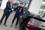 Mateusz Jachlewski odbierający VW Golfa.