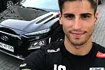 Siatkarz Moritz Reichert i Hyundai Kona. 
