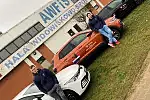 Szczypiorniści Torus Wybrzeża Gdańsk przy samochodach marki VW, które dostarczyła firma VW Plichta.