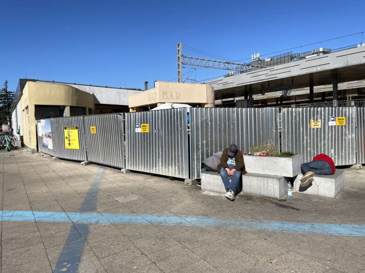 Tylko od początku wakacji do końca września policja w rejonie dworca podjęła 35 interwencji związanych z osobami bezdomnymi.
