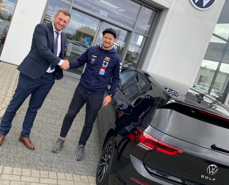 Mateusz Jachlewski odbierający VW Golfa.