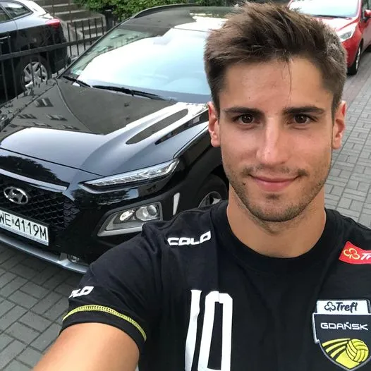 Siatkarz Moritz Reichert i Hyundai Kona. 