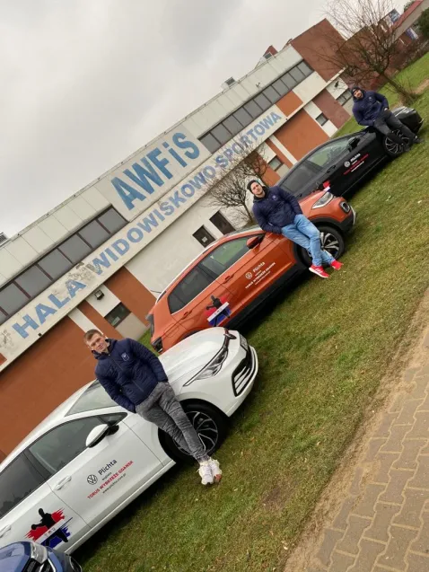 Szczypiorniści Torus Wybrzeża Gdańsk przy samochodach marki VW, które dostarczyła firma VW Plichta.