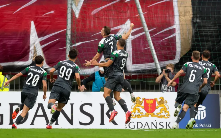 W niedzielne popołudnie Lechia Gdańsk weszła bo innego piłkarskiego świata, w którym objęcie prowadzenia 1:0 nie oznacza bronienia wyniku, a jest chęć zdobywania kolejnych goli.