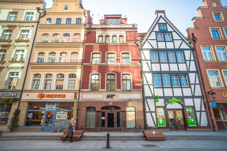 Siedziba spółki Amber Gold mieściła się w widocznej pośrodku kamienicy przy ul. Stągiewnej 11 w Gdańsku. Nieruchomość została sprzedana przez syndyka w lutym 2020 roku.


